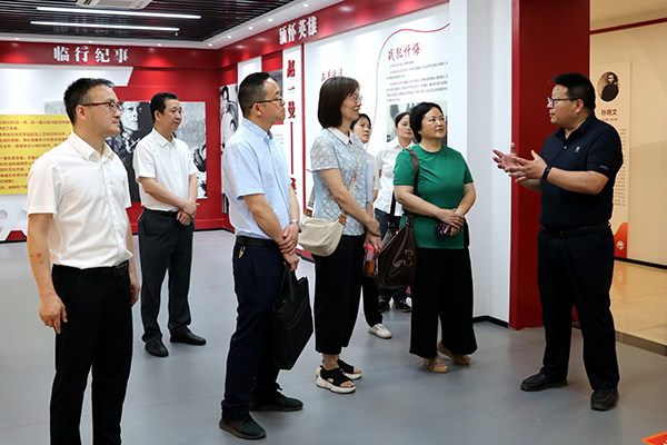 宜宾市一曼中学校：聚智研讨党建策 凝心共绘育人图_fororder_听取工作汇报-供图-宜宾市一曼中学校