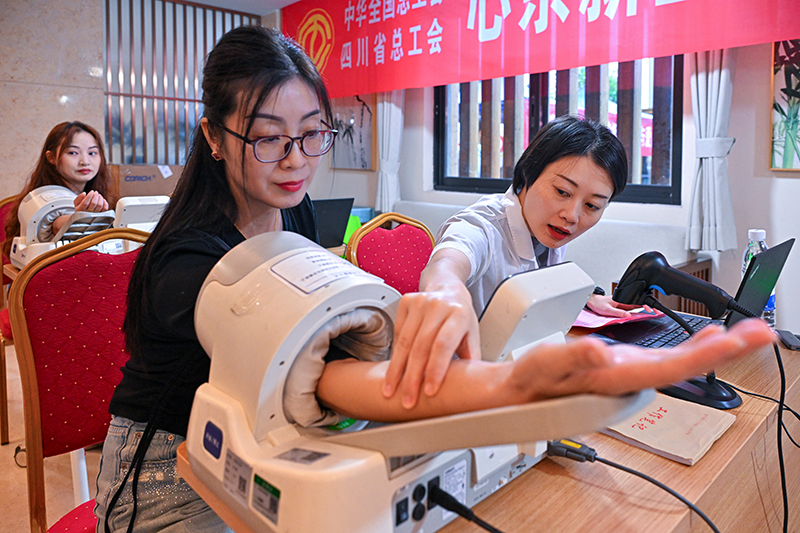 眉山仁寿：爱心体检 温暖新就业群体_fororder_2025年9月18日，在四川省眉山市仁寿县一流动健康体检点，新就业形态劳动者在参加免费体检。-(1)