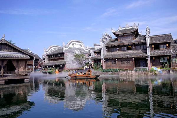 “五一”假期 宜宾翠屏区李庄古镇20余项活动打造文旅狂欢盛宴_fororder_游客乘坐“摇橹船”穿行在青砖黛瓦之间-摄影-游天木
