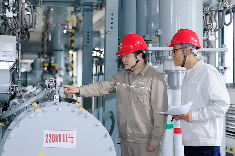 四川电网13项迎峰度夏保供重点工程全部投运_fororder_国网成都供电公司员工验收成都金融城220千伏变电站GIS设备。（陈红梅