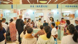 老外被正骨“征服” 成都非遗节中医火到“出圈”