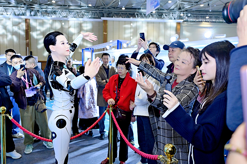 中央广播电视总台“智享未来——保姆机器人大会”成都智慧康养机器人展演在成都启幕
