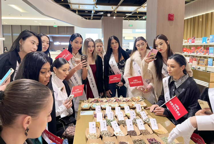 逛免税店 品美食 2025国际友谊小姐现身成都锦江_fororder_图片-1