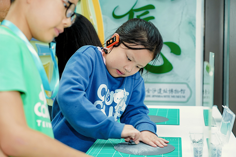 金沙玉文化科普展来袭 “双节”玩法抢先看_fororder_“玉映金沙——玉文化科普展”现场，观众体验“制玉”