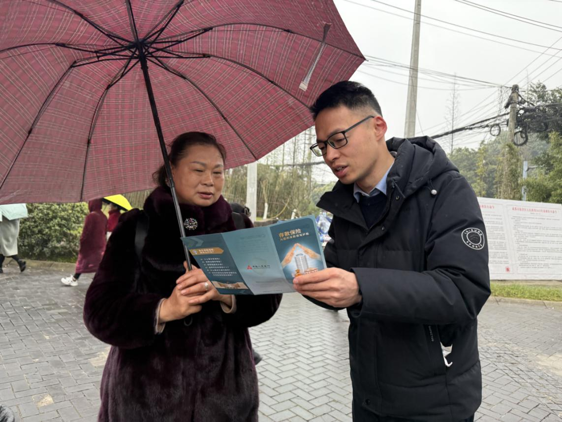 图片默认标题_fororder_工作人员耐心为市民讲解相关金融知识 供图成都农商银行新津支行