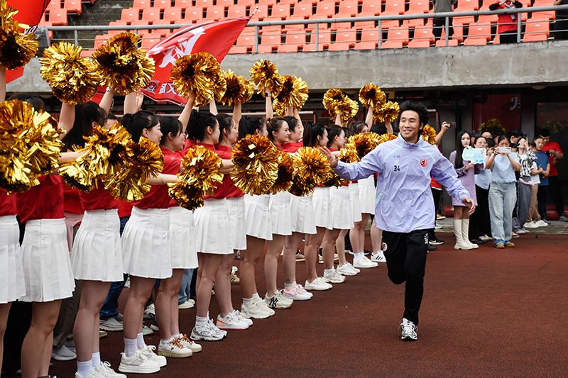 自贡举行灯城燊龙队出征“川超”壮行仪式 为自贡队呐喊助威_fororder_球员亮相（摄影-赵丽）