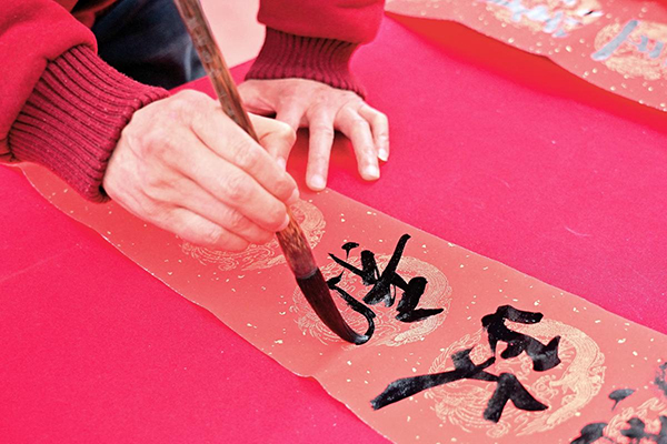到成都街头走一走 遇见年味春熙“花式圈粉”