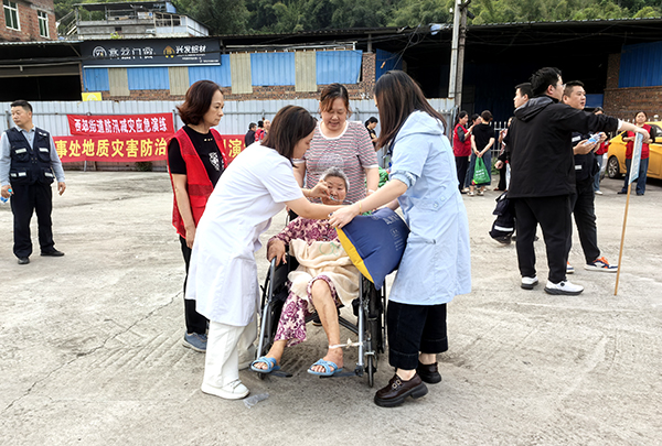 宜宾翠屏区西郊街道白石社区开展地质灾害防治宣传培训演练_fororder_转移群众-供图-西郊街道