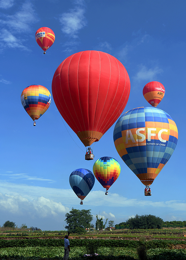 “热气球+露营+航演” 成都金堂秋日玩法火力全开_fororder_活动现场-供图-金堂县委宣传部1