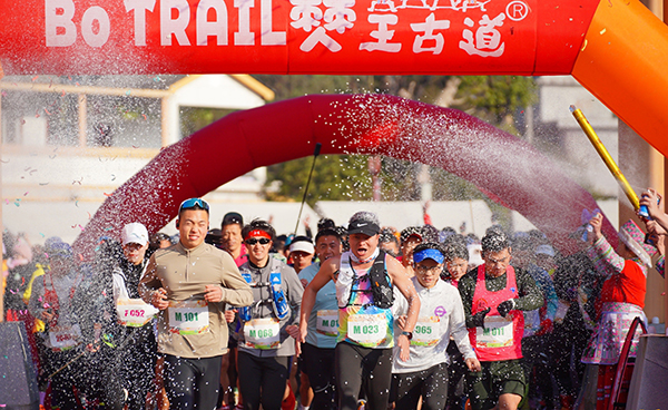 宜宾兴文县仙峰山迎新春冰雪越野跑举行