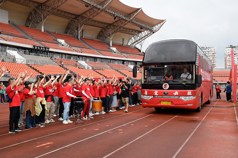 自贡举行灯城燊龙队出征“川超”壮行仪式 为自贡队呐喊助威_fororder_球迷向自贡队欢呼送行（摄影-赵丽）