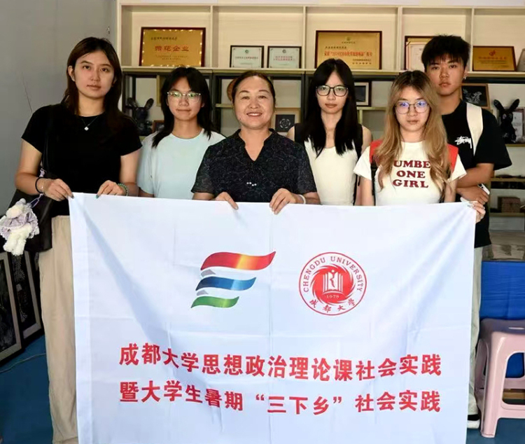 宜宾珙县：大学生执蜡刀绘苗乡匠心_fororder_合影留念-摄影-李先彬
