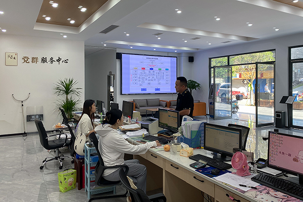 自贡贡井区：筱溪街道便民服务中心焕新 从“跑断腿”到“一杯茶”的温暖蜕变_fororder_群众在便民服务中心办事