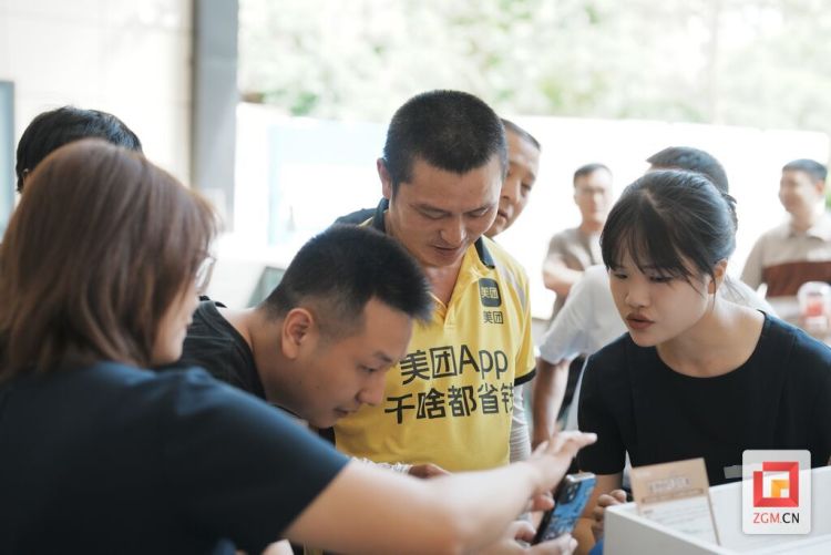 自贡一小区试点打造“骑手友好小区” 破解外卖配送“最后100米”难题