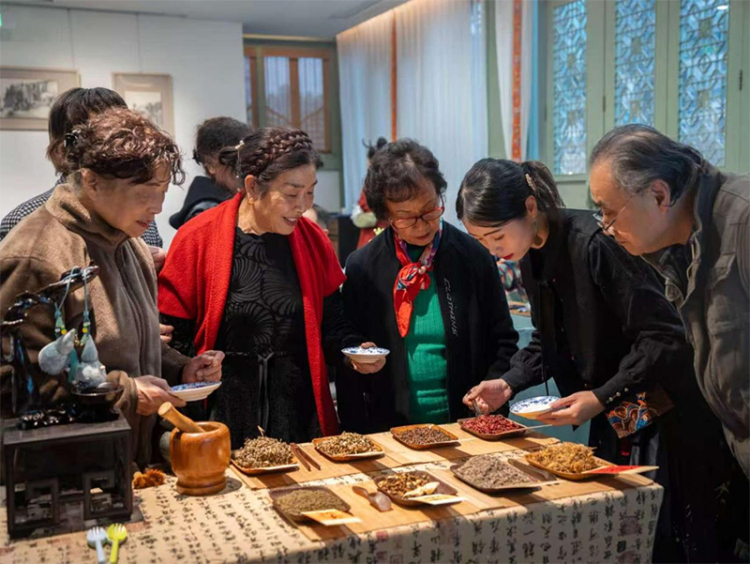 成都市武侯区侨联举办重阳敬老联谊活动_fororder_未标题-3