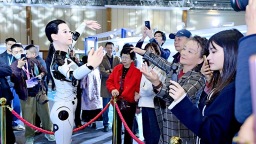 中央广播电视总台“智享未来——保姆机器人大会”成都智慧康养机器人展演在成都启幕