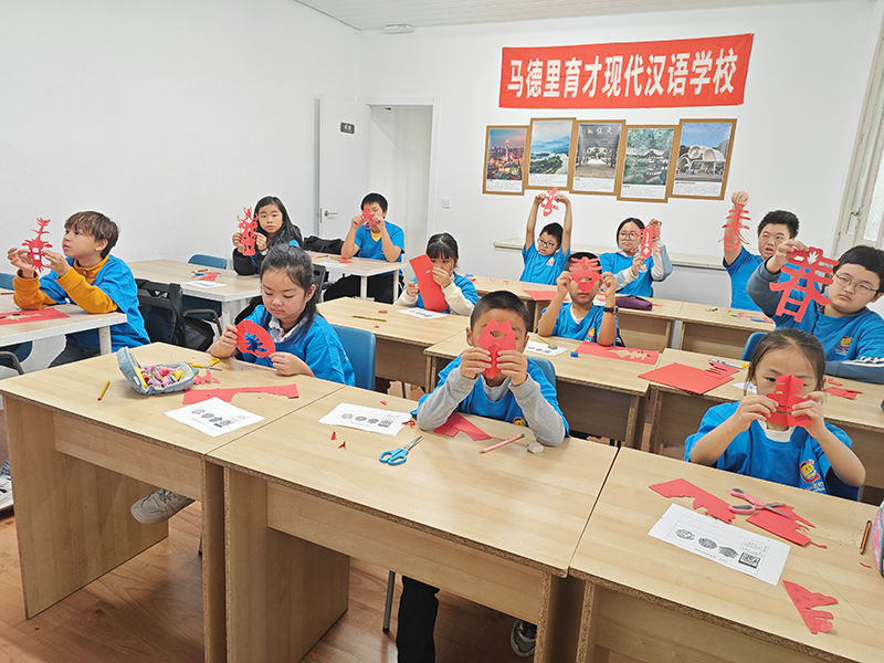 “Panda成都·华教云课堂”剪纸活动在成都武侯区举行