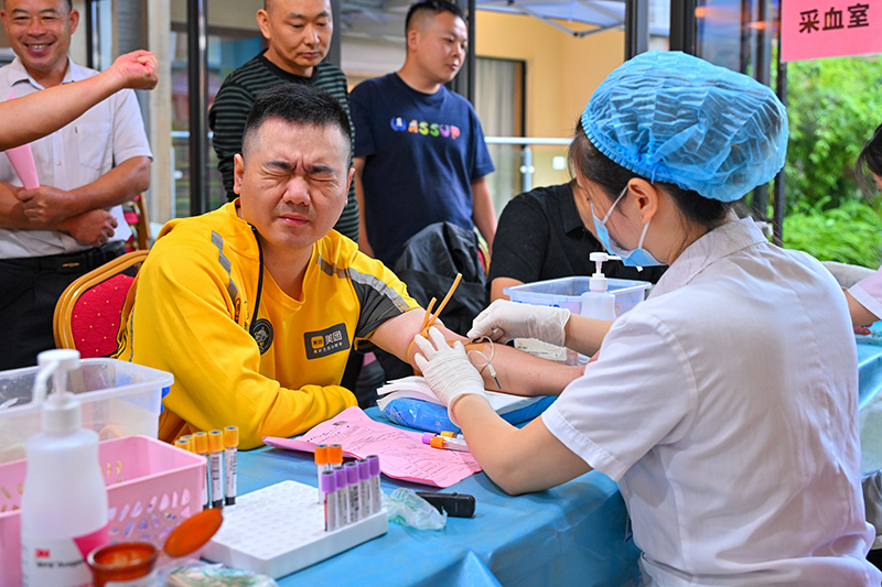 眉山仁寿：爱心体检 温暖新就业群体_fororder_2025年9月18日，在四川省眉山市仁寿县一流动健康体检点，新就业形态劳动者在参加免费体检。-(2)