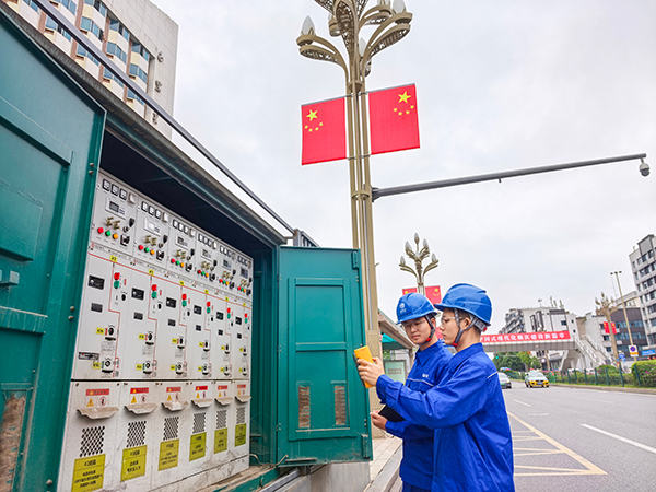 四川：1万余名电力人坚守一线 保障“双节”用电_fororder_微信图片_20251008193557