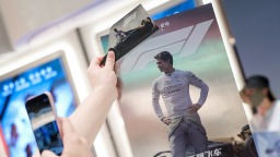 赛车竞速大片《F1：狂飙飞车》首映 布拉德·皮特热血逆袭