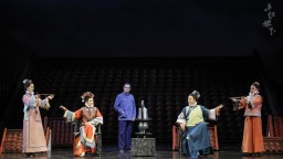 北京人艺话剧《正红旗下》在“屋顶”回望历史