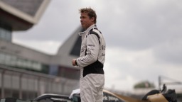 《F1：狂飙飞车》曝预告 布拉德·皮特极速驰骋