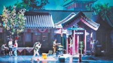 国家大剧院原创话剧《背包客》首演 在一间旅舍读天下来客