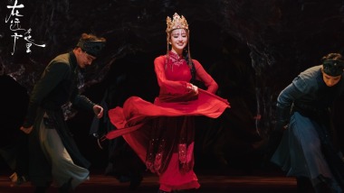 《在远方·在这里》：43岁重返舞台，佟丽娅以舞为媒情寄故乡