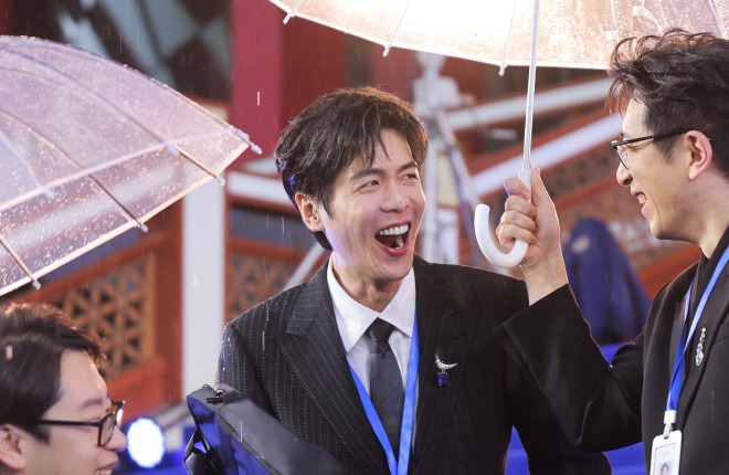 《年会不能停2》剧组亮相北影节红毯 白客为张若昀撑伞