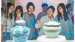 传统的，正是时尚的——文物里的色彩融入年轻人的日常穿搭