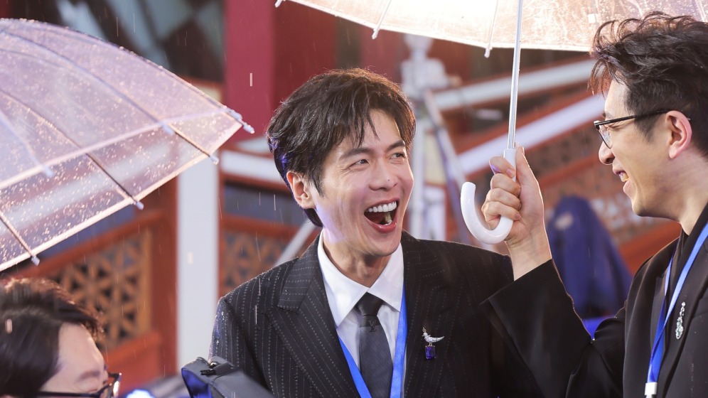 《年会不能停2》剧组亮相北影节红毯 白客为张若昀撑伞