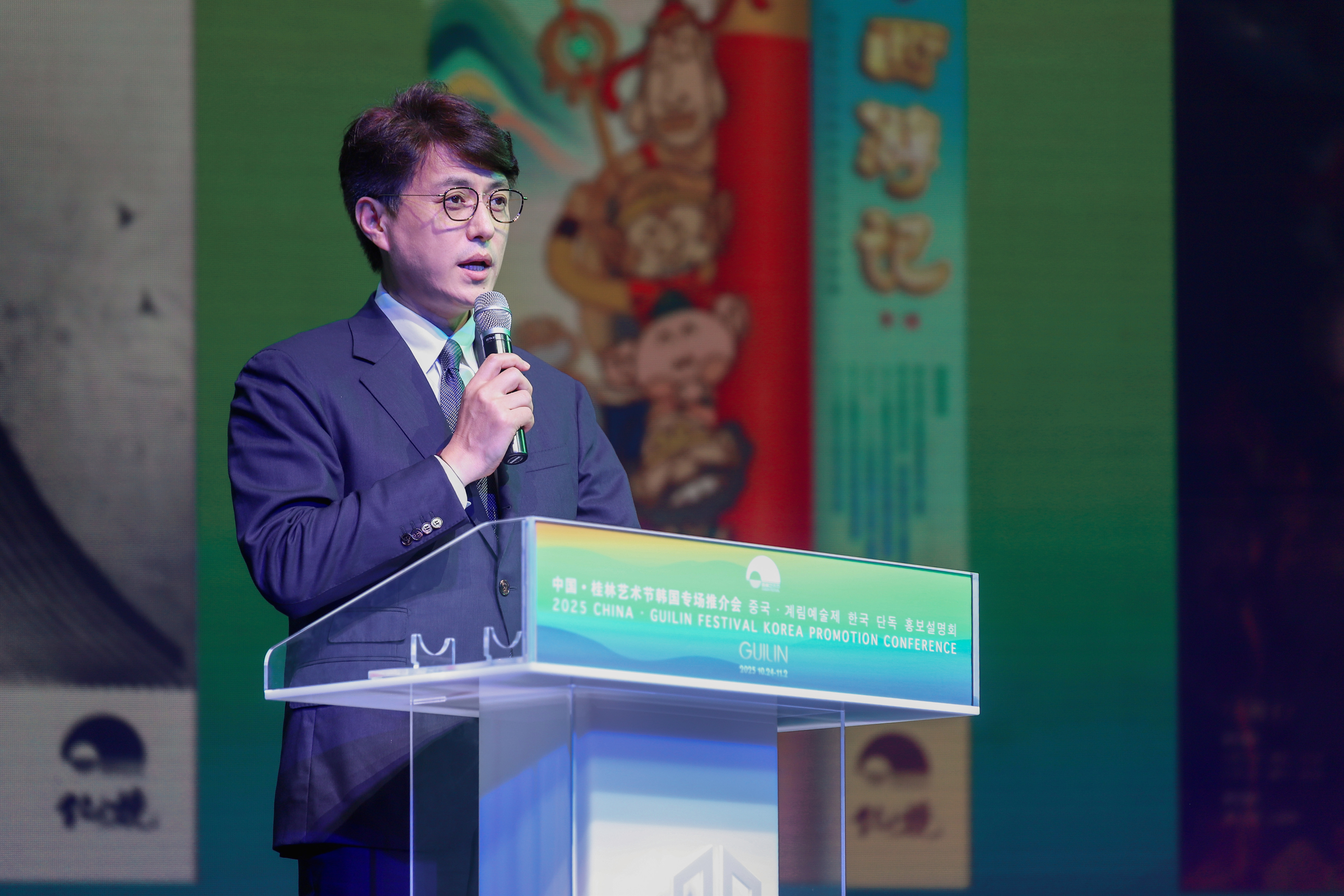 2025中国·桂林艺术节韩国专场推介会在首尔举行_fororder_桂林艺术节艺术委员会委员、中国煤矿文工团团长 靳东介绍重点剧目