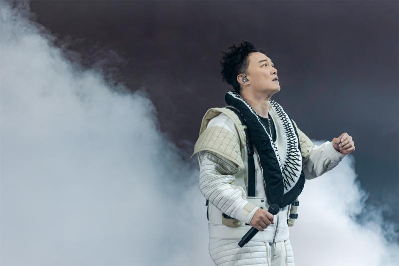 陈奕迅“FEAR and DREAMS”巡演收官 演唱会实录专辑开启预售