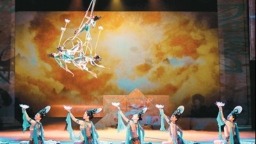 杂技剧《天山雪》在京登台  杂技为笔，绘就沪疆“双向奔赴”