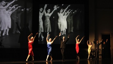 回响皮娜·鲍什的1978，9位白发舞者登台《交际场》