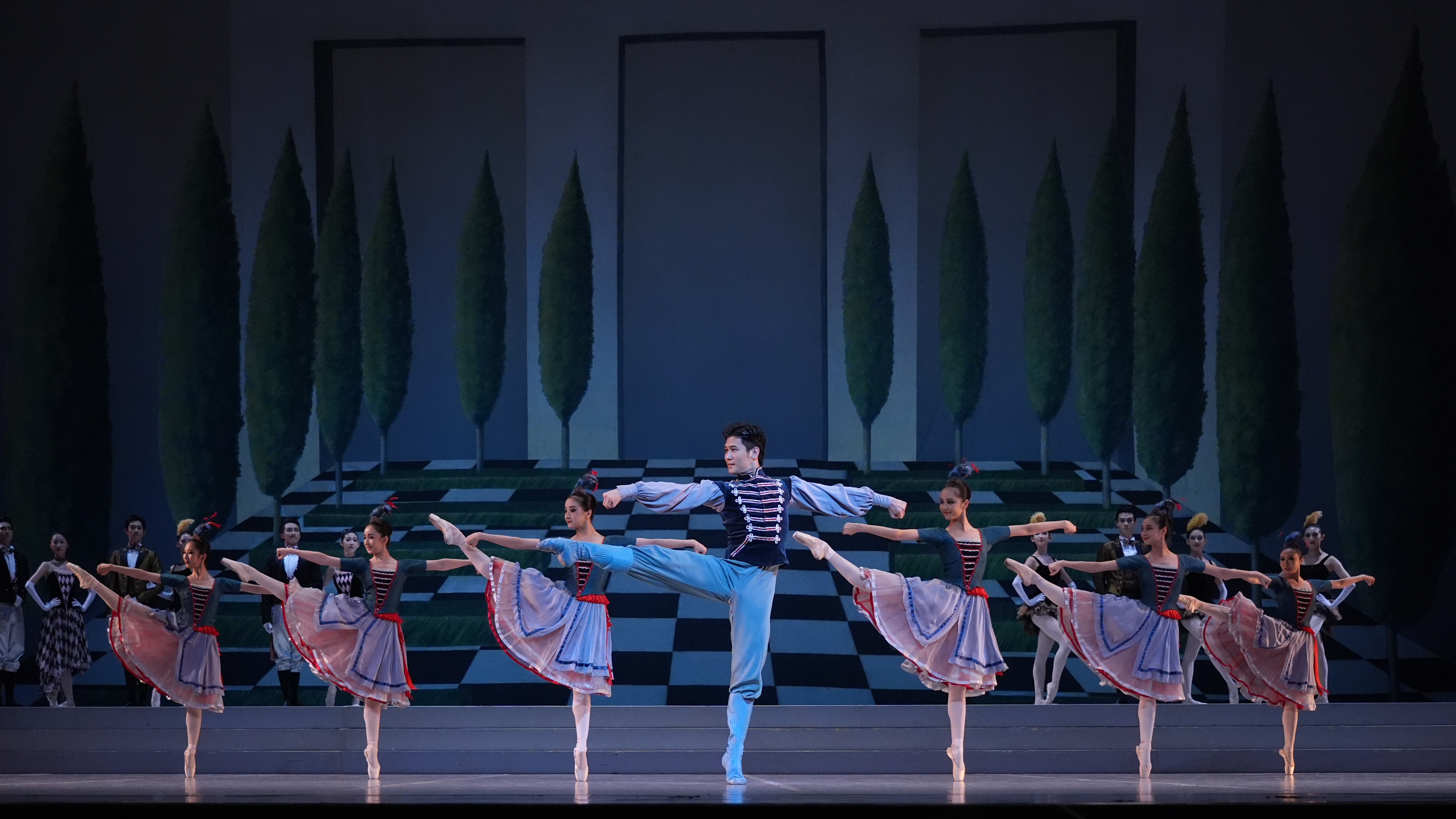 国庆假期中央芭蕾舞团上演罗兰·佩蒂大师经典之作《蝙蝠》